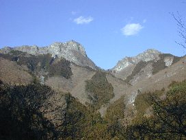 坂本集落付近からの二子山