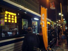 大宮駅待機中の久喜行深夜バス