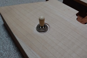 トグルスイッチ穴