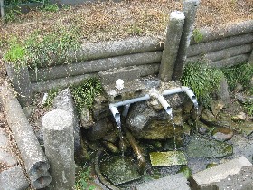 鳩山町竹本の湧水(お池の水)