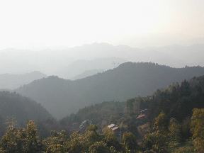 顔振峠から奥武蔵の山々を見る